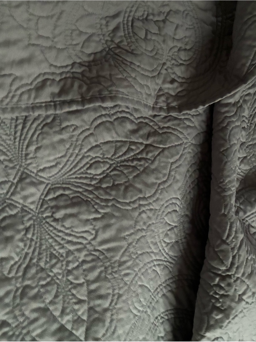 King Quilt Silver Grey Ornate Embossed Medallion Pattern Excellent Cond